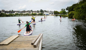 Le Minou Surf Club propose des cours et initiations de stand up paddle sur le lac.