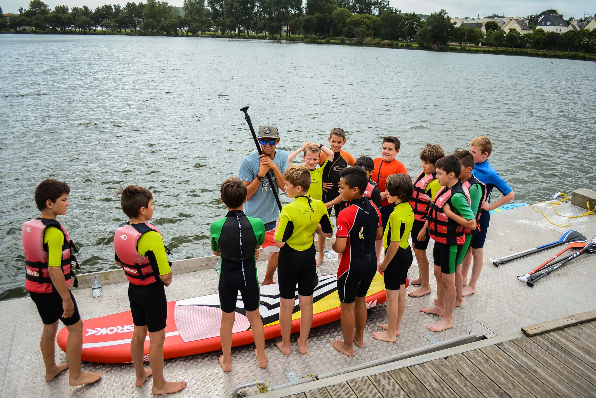 Le Minou Surf Club propose des cours et initiations de stand up paddle sur le lac.