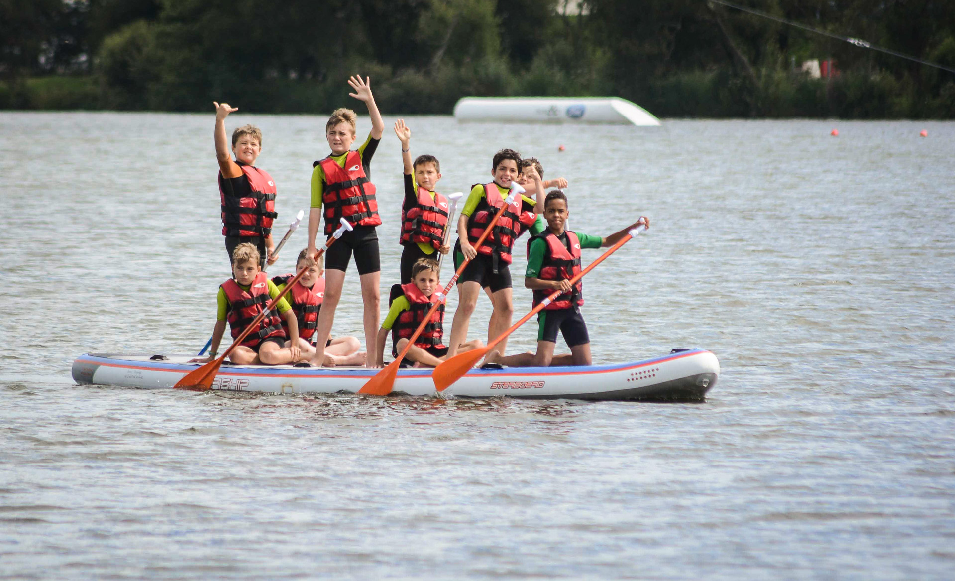 Le Minou Surf Club propose des cours et initiations de stand up paddle sur le lac.